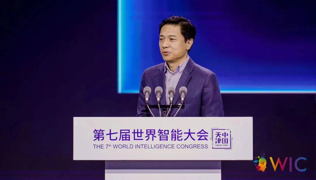 李彦宏重提“车水马龙”,称AI会给人类创造更多机会