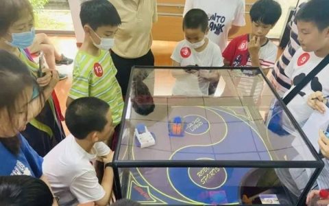 社区里，孩子们体验“机器人竞技”