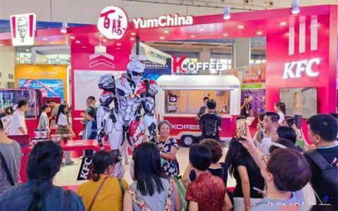 东博会上的餐饮企业展厅亮点：机器人制作冰淇淋