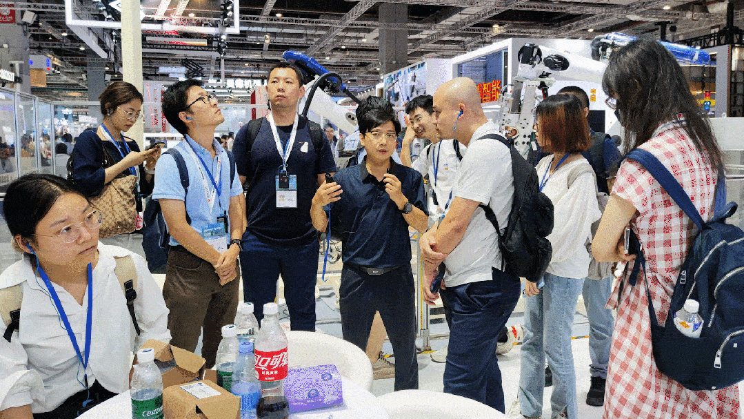 华数机器人在2023工博会上展示出色,引人瞩目的新能源行业展品