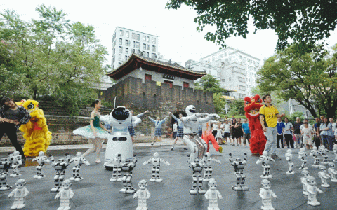 突如其来！深圳街头突现大规模机器人群体……