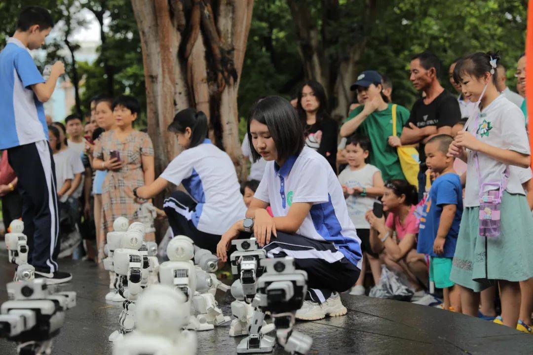 突如其来!深圳街头突现大规模机器人群体……