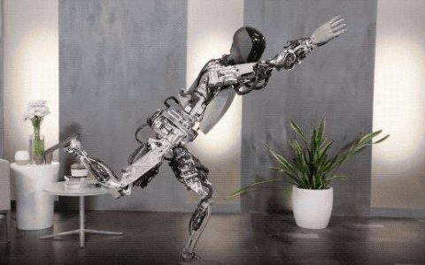 特斯拉人形机器人再进化：能做瑜伽