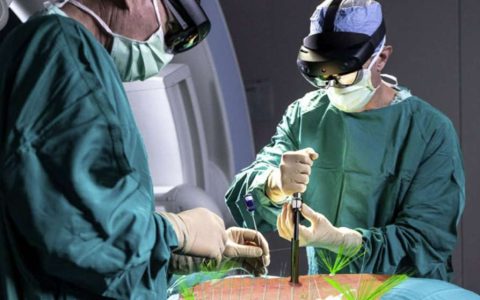 斯坦福医学院用HoloLens AR医疗方案进行首例脊柱手术