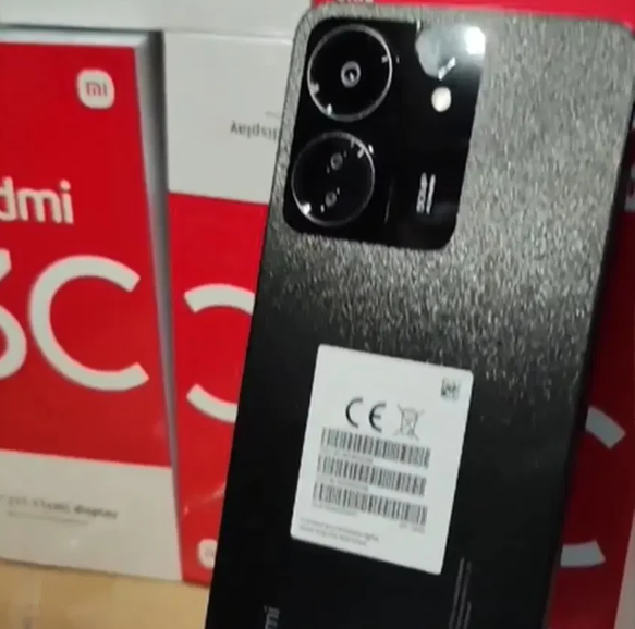 小米 Redmi 13C 4G版手机全貌曝光,充电头和数据线一览无余
