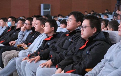 劳模工匠授课：小城智能无人机的崛起