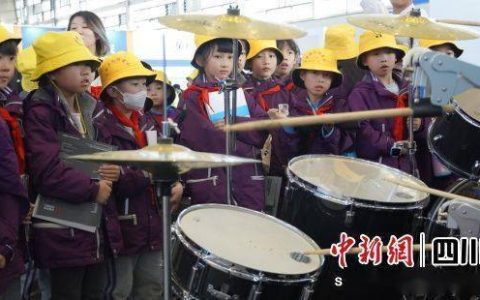 机器人扎堆“炫技” 首届川渝科普大会科普展“亮点满满”