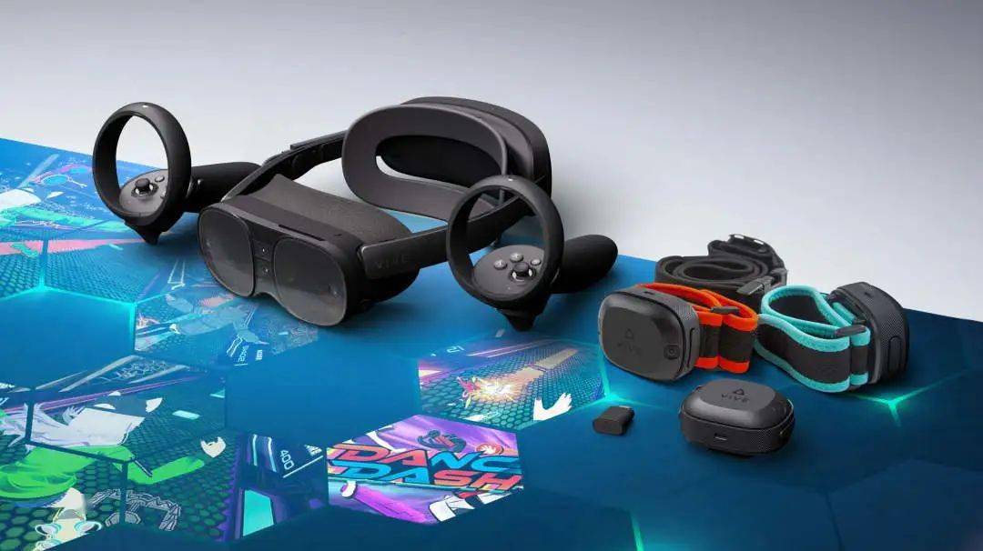 HTC VIVE发布3+1组合自定位追踪器VR头盔,售价为4899元