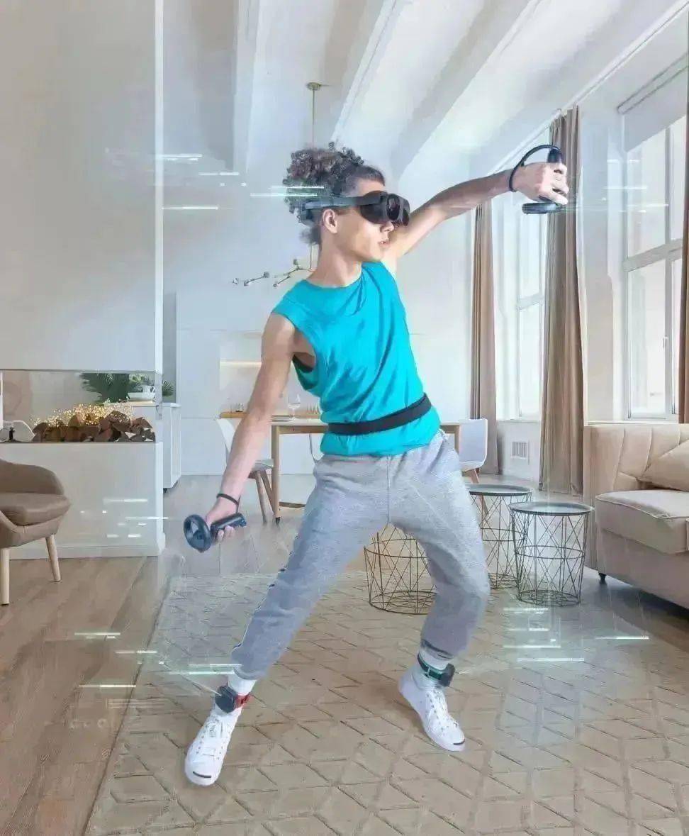HTC VIVE发布3+1组合自定位追踪器VR头盔,售价为4899元