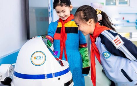 内蒙古呼和浩特：人工智能进校园 激发学生创新力