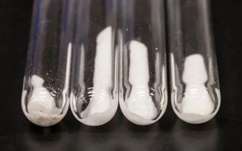 通过AI技术，微软缩减了20年的筛选任务至仅需80小时，有望减少电池中锂的使用量70%