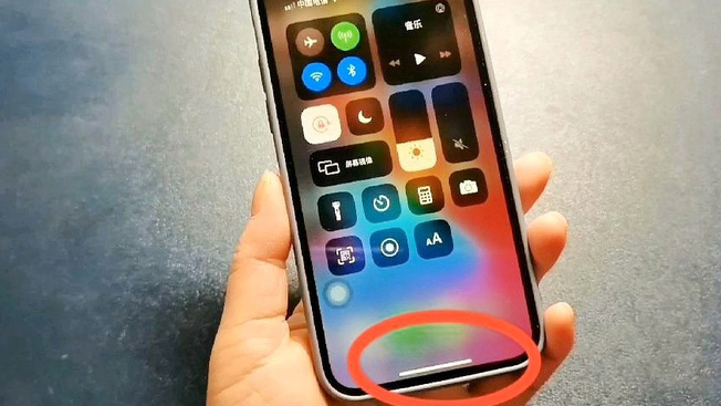 如何使用 iPhone 手机下方横线进行应用切换?