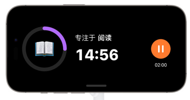 升级 iOS 17 后,如何触发和使用待机显示功能?