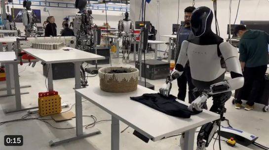 特斯拉“擎天柱”机器人自主叠衣服?马斯克回应