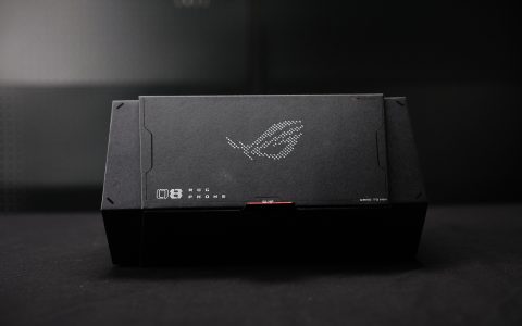ROG 8 Pro评测：从不被看好的学生成长为「六面全能战士」