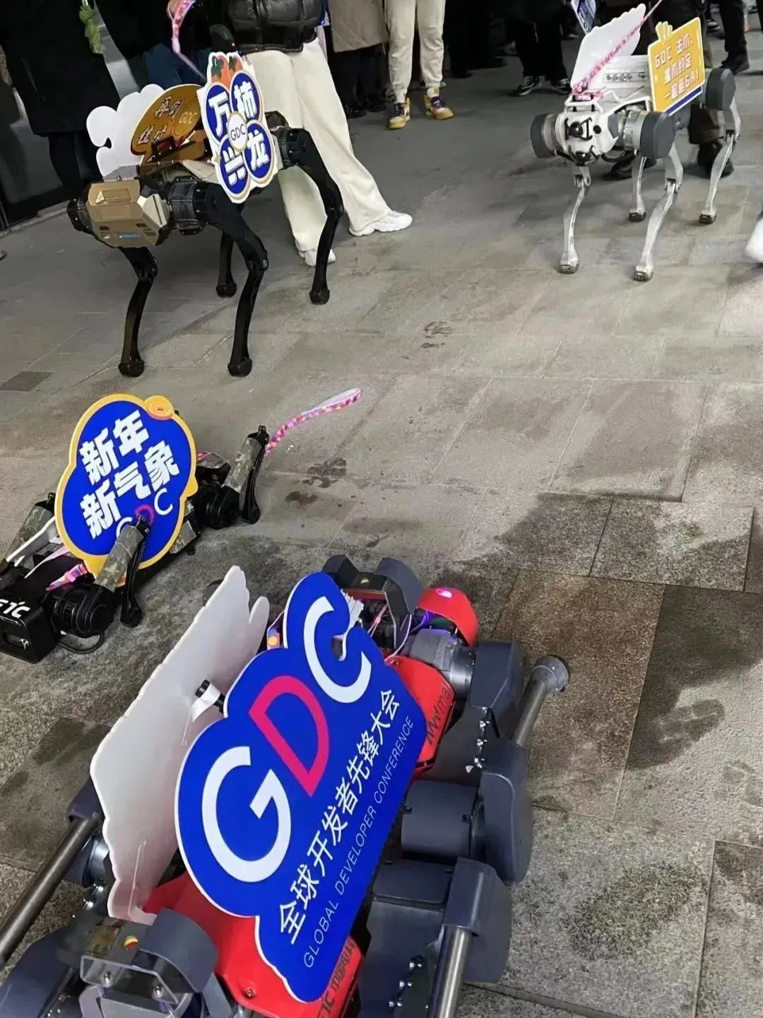 上海街头偶遇未来科技!机器狗和外骨骼机器人都来为2024 GDC造势