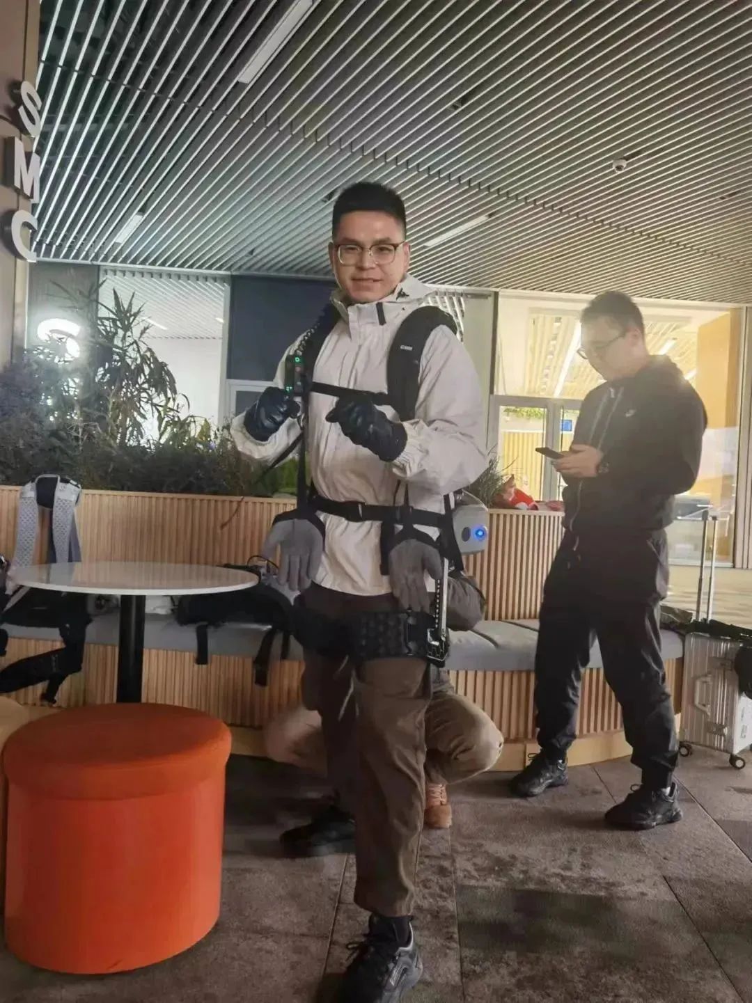 上海街头偶遇未来科技!机器狗和外骨骼机器人都来为2024 GDC造势