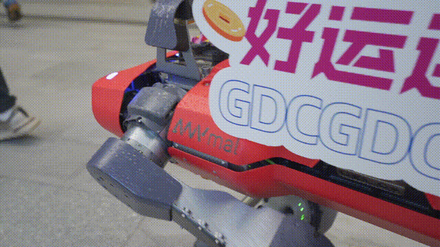 上海街头偶遇未来科技!机器狗和外骨骼机器人都来为2024 GDC造势