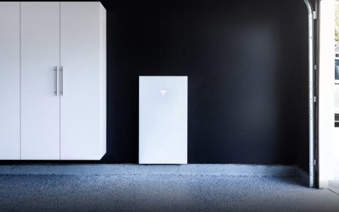 特斯拉家用储能系统 Powerwall 全球安装量突破 60 万台，去年在美市场份额达 30.2%