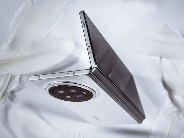 vivo X Fold3 外观上手, 什么样的折叠屏比直板机还轻薄?