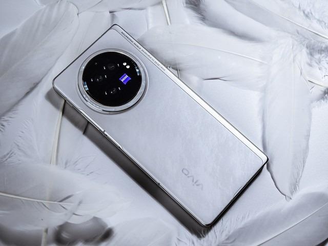 vivo X Fold3 外观上手, 什么样的折叠屏比直板机还轻薄?