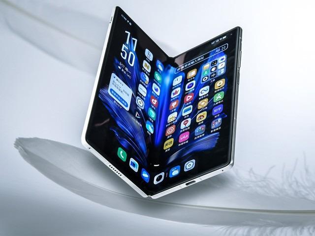 vivo X Fold3 外观上手, 什么样的折叠屏比直板机还轻薄?