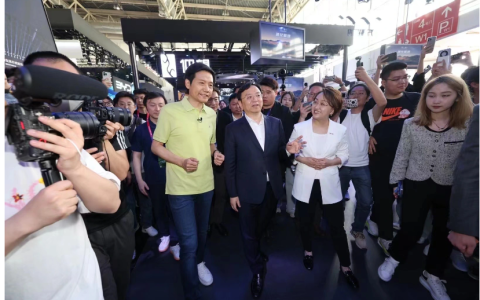 雷军现身北京车展比亚迪展台：称对方是小米重要伙伴，大方程豹一定是爆款