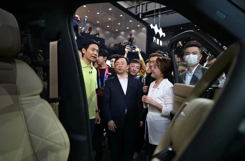 雷军现身北京车展比亚迪展台:称对方是小米重要伙伴,大方程豹一定是爆款