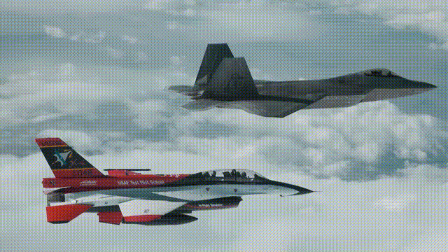 美国空军高调展示首个AI战斗机!部长亲自试驾全程未干预,10万行代码试飞21次
