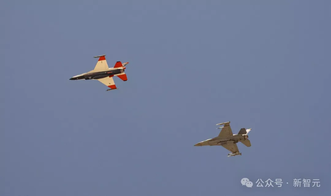 美国空军高调展示首个AI战斗机!部长亲自试驾全程未干预,10万行代码试飞21次