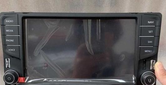 电瓶更换后显示器不亮的原因及解决方法(解决电瓶更换后显示器不亮问题的实用技巧)