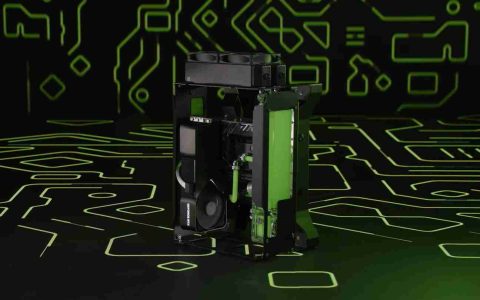 英伟达展示新双槽显卡设计，可能对应 RTX 50 系 FE 版本