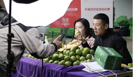 相比“云南虫谷”,哀牢山的橙子离我们更近,哀牢山冰糖橙集中上市天猫双11,一晚卖出6万斤