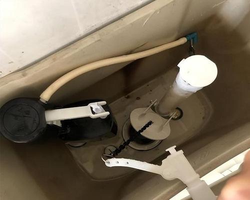 马桶水箱为何有两个按钮(解析马桶水箱的双按钮设计及其优势)