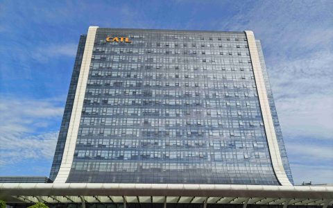 受益产品竞争力增强，宁德时代2024年预盈490亿元-530亿元