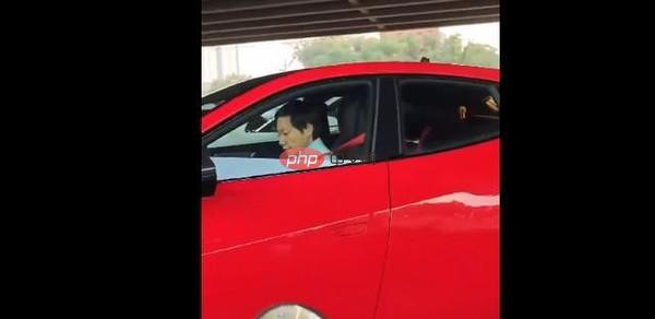 魏建军亲自开红色法拉利赶飞机 网友:长城要造跑车?