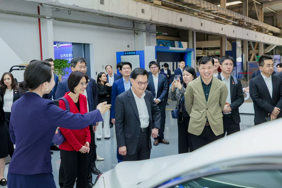 “这就是未来!”新加坡副总理王瑞杰试乘并点赞萝卜快跑
