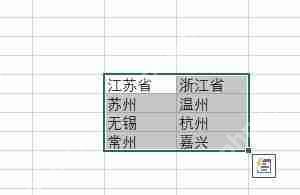 如何设置excel下拉菜单自动关联数据？