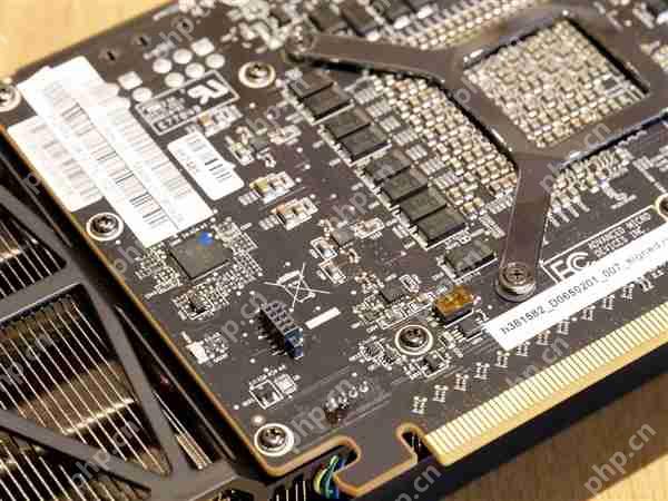 AMD RX Vega 56公版原型卡现身:别致三风扇