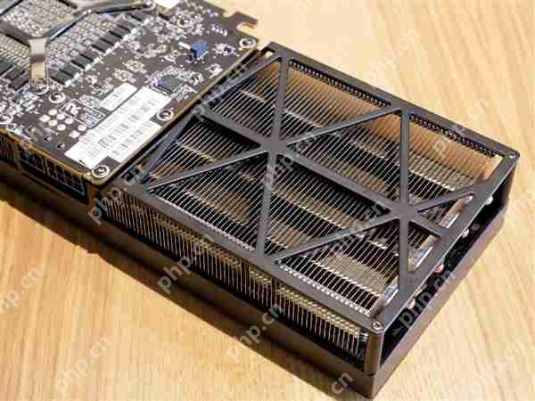 AMD RX Vega 56公版原型卡现身:别致三风扇