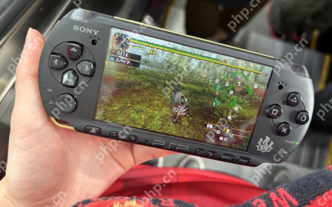日本玩家地铁站掏出PSP玩怪猎 旁边小学生议论假货Switch