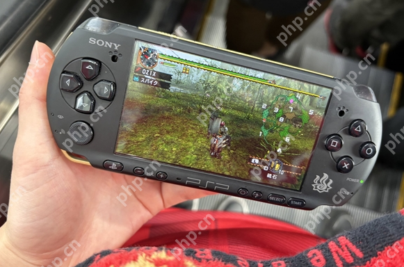 日本玩家地铁站掏出PSP玩怪猎 旁边小学生议论假货Switch