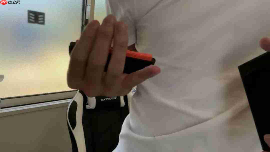 笑死!日本玩家连Switch 2时被夹到手 疼得嗷嗷叫