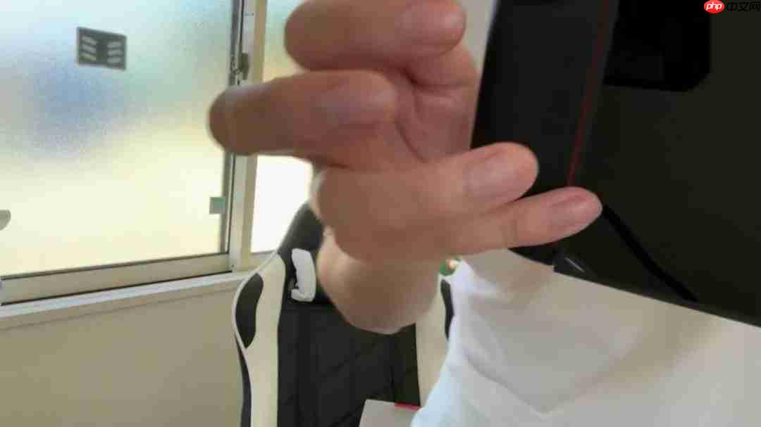 笑死!日本玩家连Switch 2时被夹到手 疼得嗷嗷叫