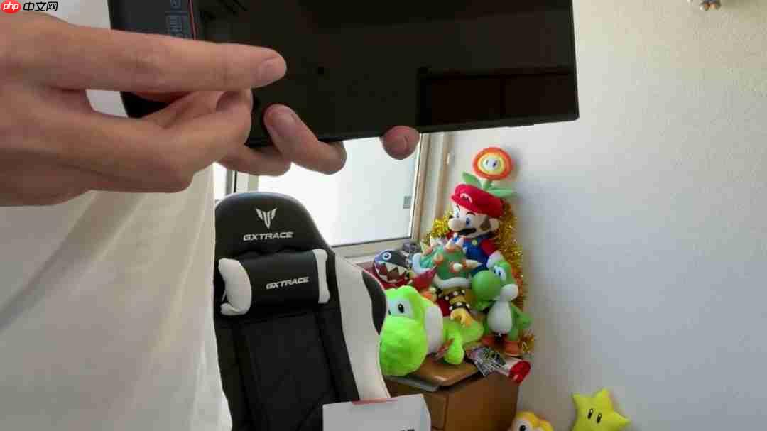 笑死!日本玩家连Switch 2时被夹到手 疼得嗷嗷叫