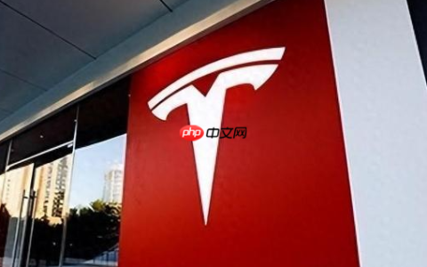特斯拉股价面临关键转折点 巴克莱警示RoboTaxi商业挑战