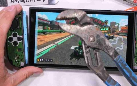 屏幕很能挨砸！Switch 2被锤子砸了50次后还能正常玩