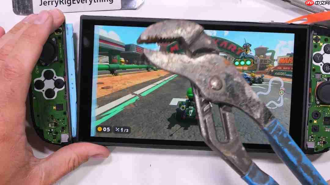 屏幕很能挨砸!Switch 2被锤子砸了50次后还能正常玩
