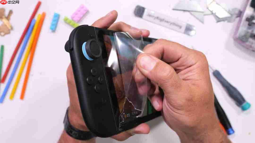 屏幕很能挨砸!Switch 2被锤子砸了50次后还能正常玩