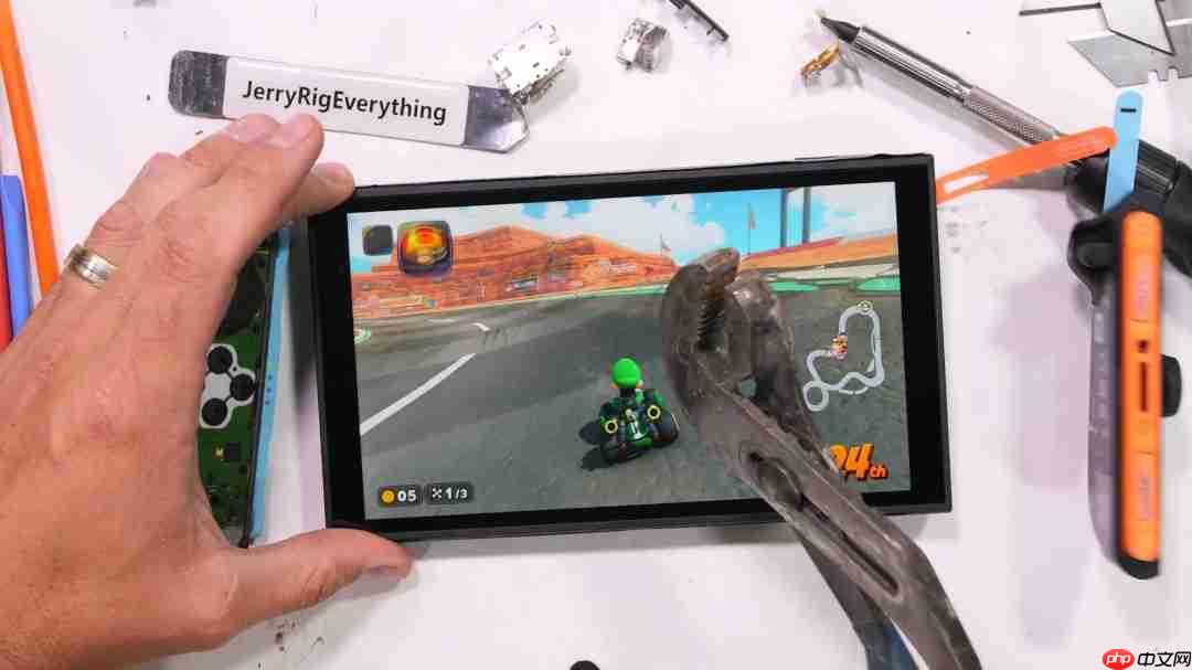 屏幕很能挨砸!Switch 2被锤子砸了50次后还能正常玩